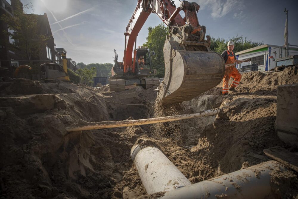 Kraan verplaatst aarde