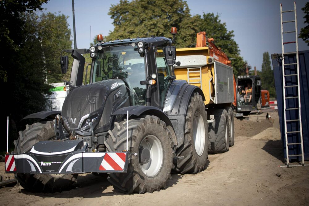 Trekker rijdt op zandpad
