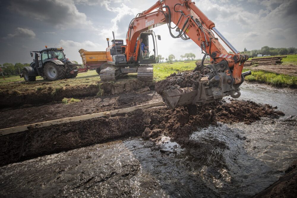 Kraan verplaatst aarde